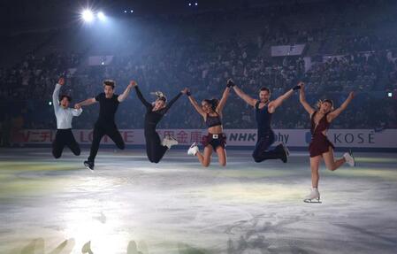 エキシビションを終え、リンクでジャンプをする坂本花織（右端）、鍵山優真（左端）ら＝東和薬品ＲＡＣＴＡＢドーム（撮影・中田匡峻）