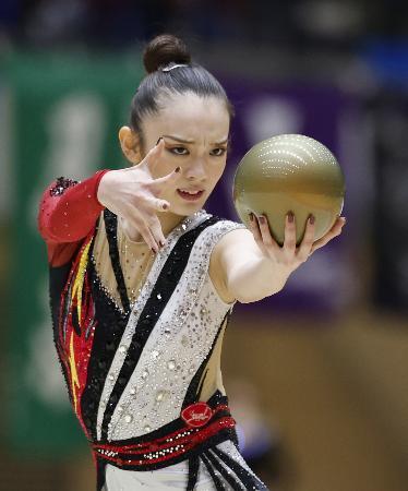 　女子個人種目別のボールで優勝した喜田未来乃＝高崎アリーナ