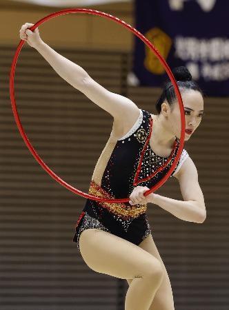 　女子個人種目別のフープで喜田未来乃と同点優勝した松坂玲奈＝高崎アリーナ