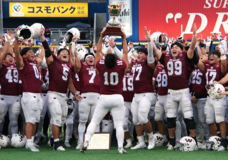 　優勝しトロフィーを掲げて喜ぶ早大の選手たち＝横浜スタジアム