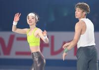 　エキシビションで演技を終え、引き揚げる長岡柚奈（左）と森口澄士（撮影・中田匡峻）