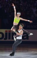 　エキシビションで演技をする森口澄士（下）と長岡柚奈（撮影・中田匡峻）