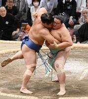 　琴桜（右）は寄り切りで若隆景を破る