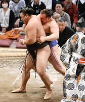 　安青錦（右）は送り出しで霧島を破る