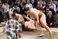 　王鵬（右）は肩すかしで若元春を破る