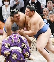 　高安を攻める大の里（右）