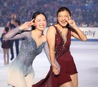 　笑顔でリンクを回る青木祐奈（左）と坂本花織（撮影・中田匡峻）