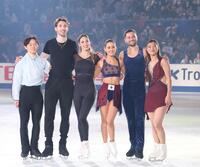 　海外選手らと記念撮影する鍵山優真（左端）と坂本花織（右端）＝撮影・中田匡峻