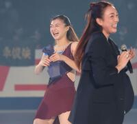 　本郷理華さん（右）からイヤホンを授与され、笑顔の坂本花織（撮影・中田匡峻）