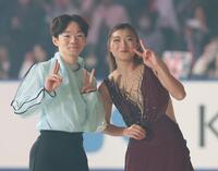 　エキシビションを終えて、笑顔の鍵山優真（左）坂本花織（撮影・中田匡峻）