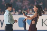 　鍵山優真（左）と談笑する坂本花織（撮影・中田匡峻）