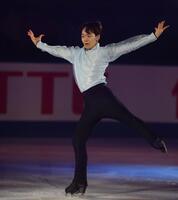 　エキシビションで演技をする鍵山優真（撮影・中田匡峻）