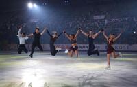 エキシビションを終え、リンクでジャンプをする坂本花織（右端）、鍵山優真（左端）ら＝東和薬品ＲＡＣＴＡＢドーム（撮影・中田匡峻）