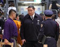 　協会の上着を着用し、取り組み終了後の整理に当たる元遠藤・北陣親方（撮影・坂部計介）