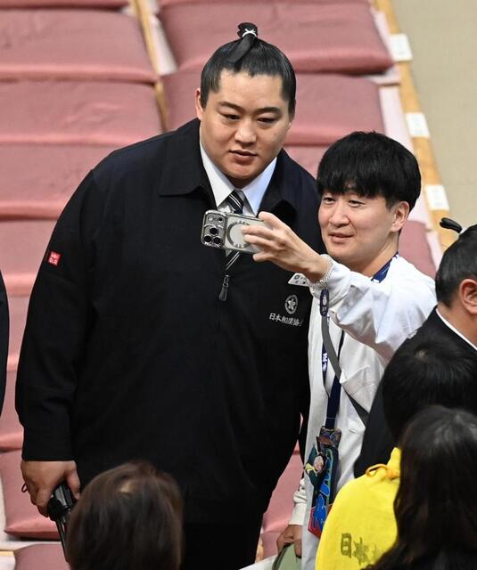 引退のイケメン力士 親方初業務の警備姿