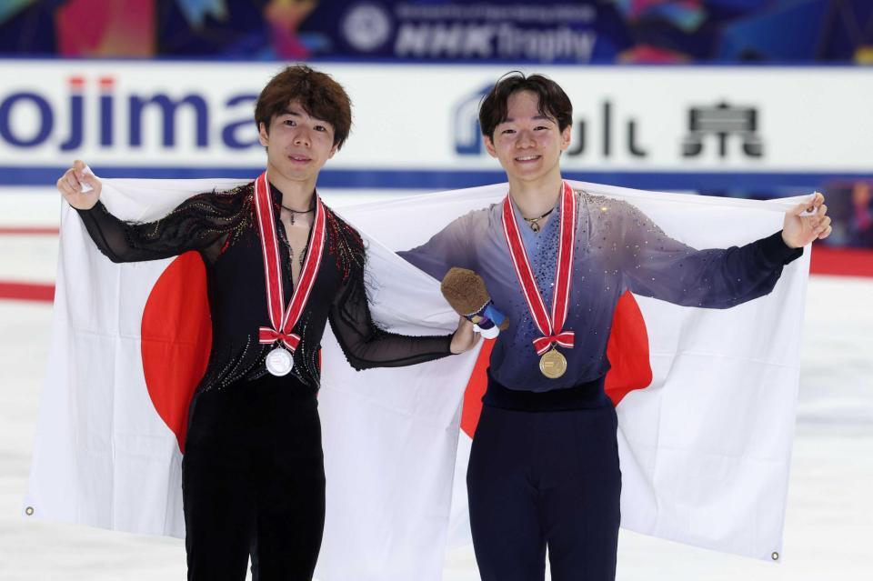 　男子シングルで２位の佐藤駿（左）と１位の鍵山優真