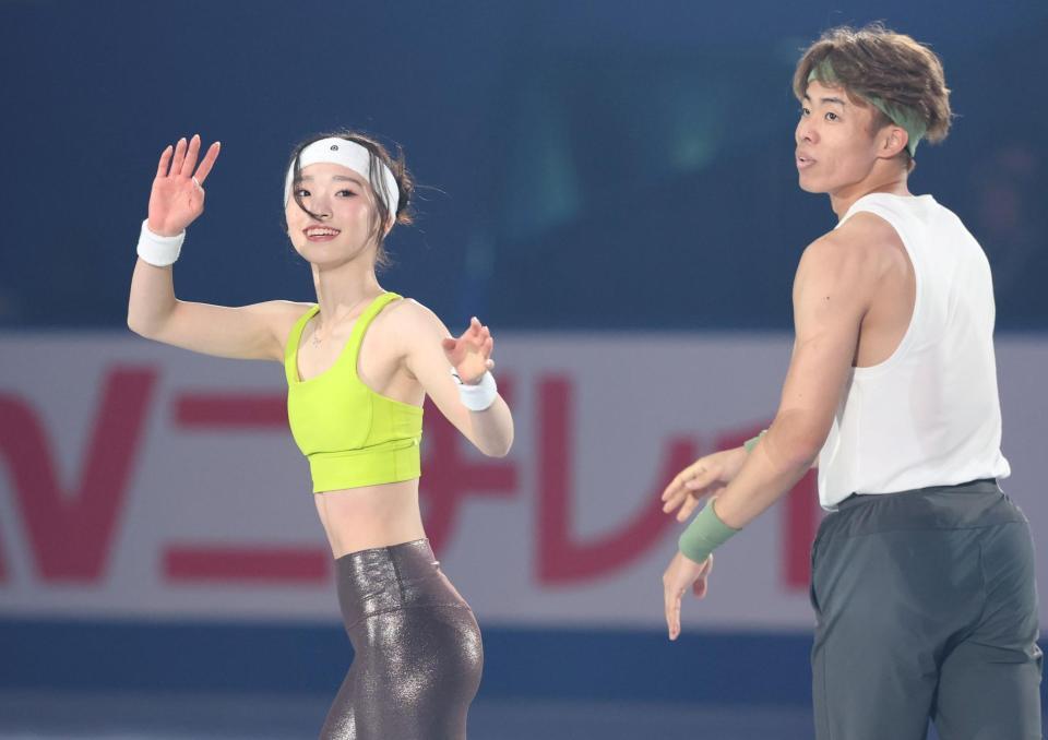 　エキシビションで演技を終え、引き揚げる長岡柚奈（左）と森口澄士（撮影・中田匡峻）