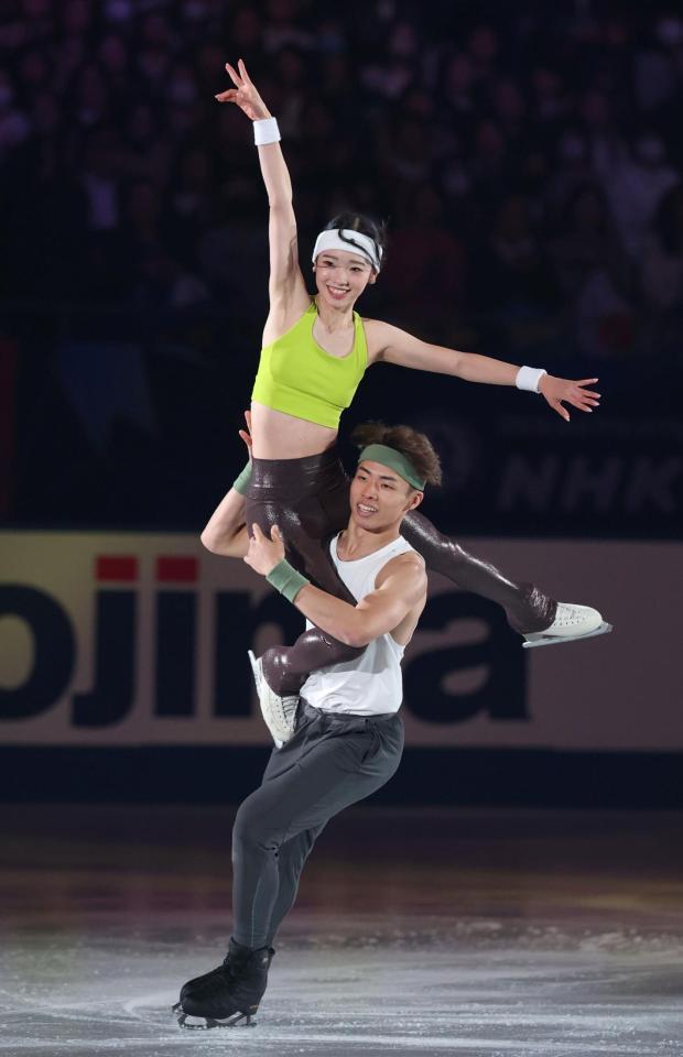 　エキシビションで演技をする森口澄士（下）と長岡柚奈（撮影・中田匡峻）