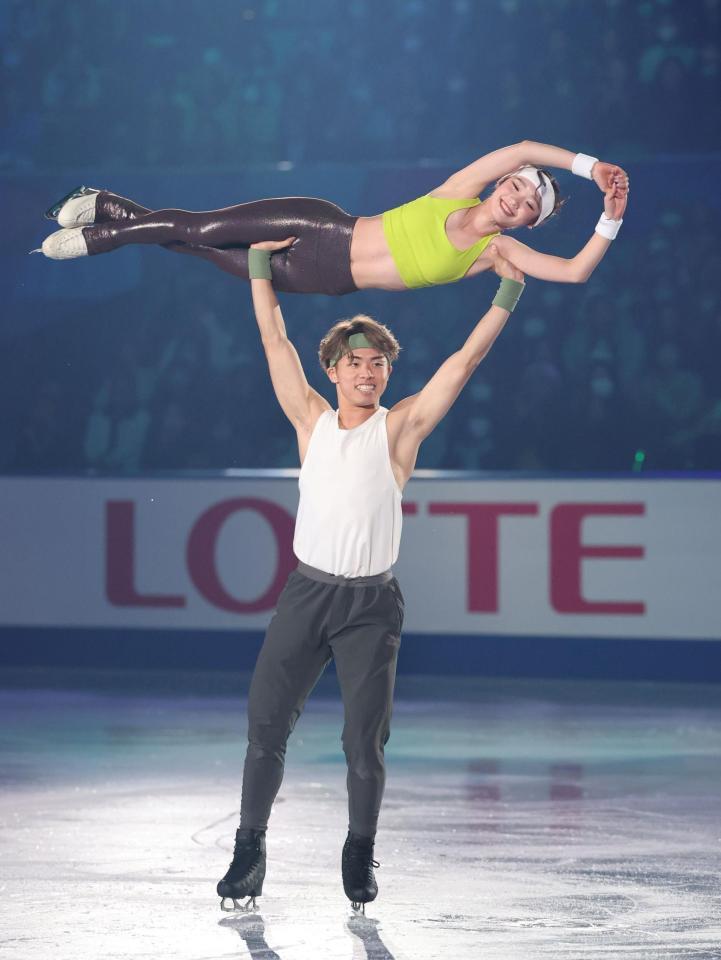 　エキシビションで演技をする森口澄士（下）と長岡柚奈（撮影・中田匡峻）