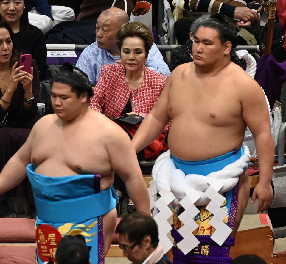　土俵入りに向かう宇良（左）、豊昇龍（右）に視線を送るデヴィ夫人