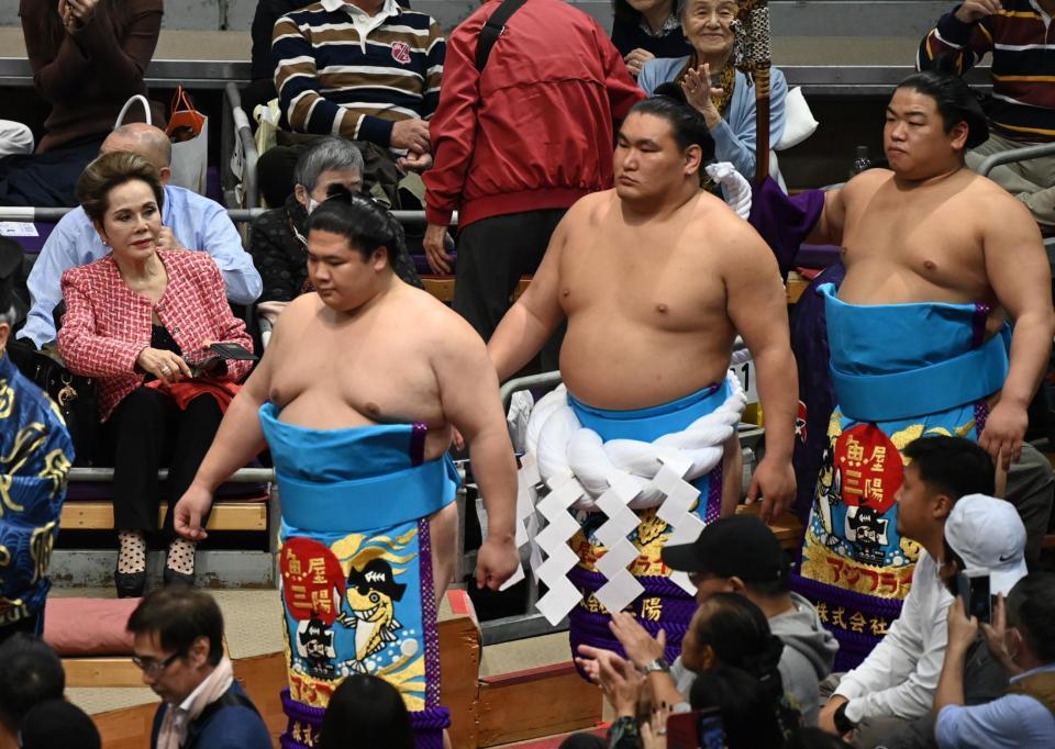 　土俵入りに向かう（左手前から）宇良、豊昇龍、平戸海に視線を送るデヴィ夫人