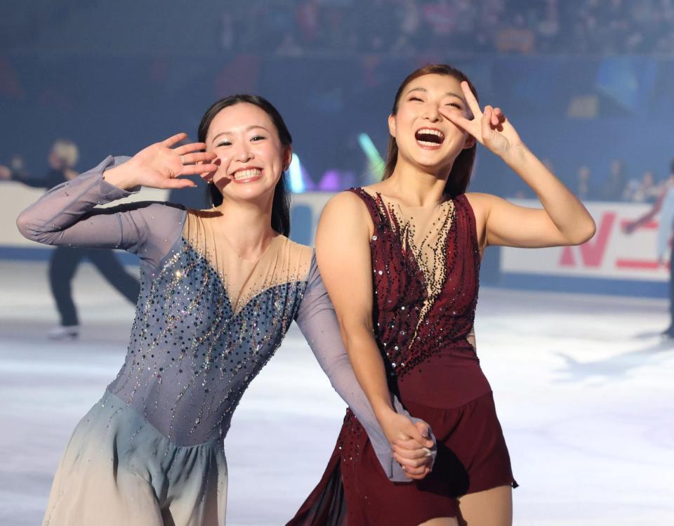 　笑顔でリンクを回る青木祐奈（左）と坂本花織（撮影・中田匡峻）