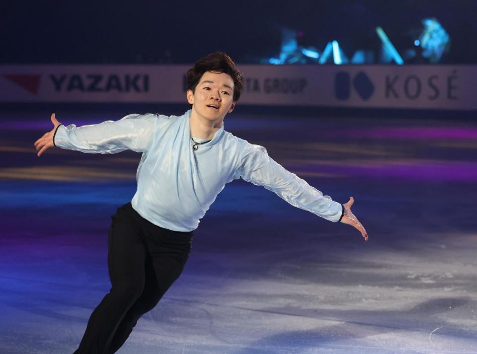 　エキシビションで演技をする鍵山優真（撮影・中田匡峻）