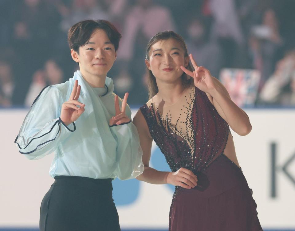 　エキシビションを終えて、笑顔の鍵山優真（左）坂本花織（撮影・中田匡峻）