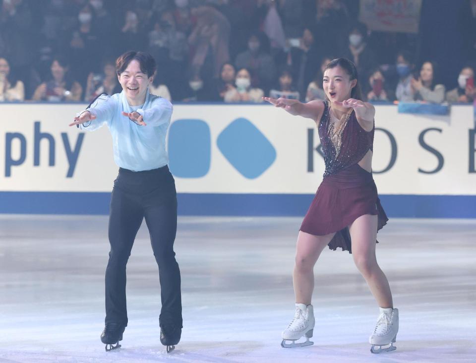 　ノリノリで踊る鍵山優真（左）と坂本花織（撮影・中田匡峻）