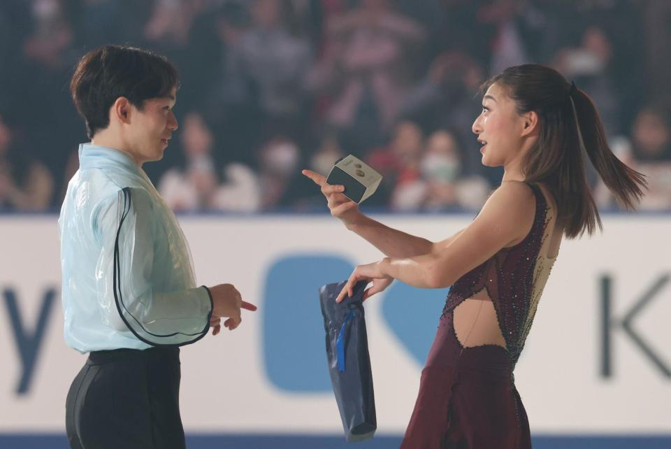 　鍵山優真（左）と談笑する坂本花織（撮影・中田匡峻）