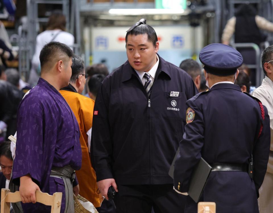 　協会の上着を着用し、取り組み終了後の整理に当たる元遠藤・北陣親方（撮影・坂部計介）