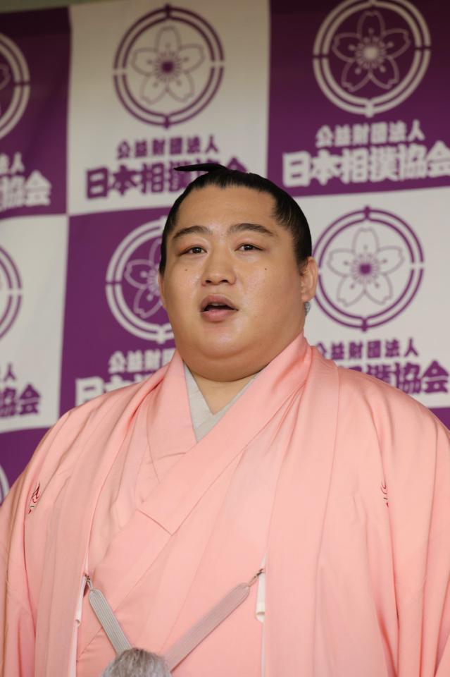 　引退会見を行う遠藤