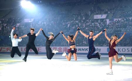 　エキシビションを終え、リンクでジャンプをする坂本花織（右端）、鍵山優真（左端）ら（撮影・中田匡峻）