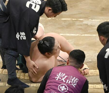 　輝に浴びせ倒しで敗れた三田は土俵上で動けなくなる