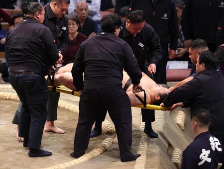 　輝に敗れた三田は担架で運ばれる