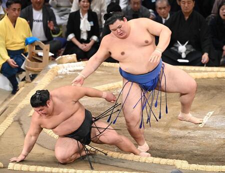 　大の里（右）は寄り倒しで伯桜鵬を破る