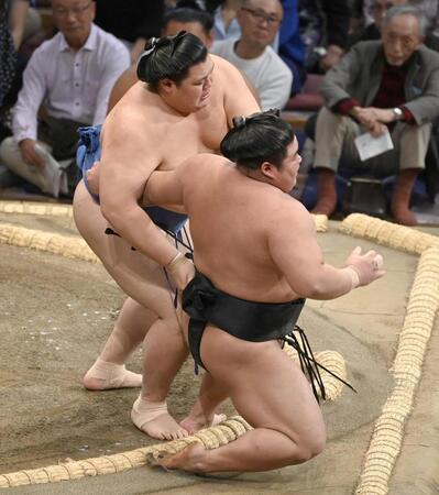 　大の里（左）が寄り倒しで伯桜鵬を下す