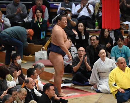 　白星を挙げ、花道を引き揚げる豊昇龍