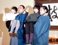 　隠岐の海（左）と女性ファンをお姫様抱っこする遠藤＝２０１４年