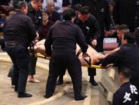 　輝に敗れた三田は担架で運ばれる