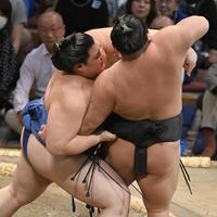 　大の里（左）が寄り倒しで伯桜鵬を下す