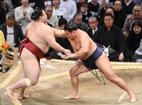 　豊昇龍（右）は押し出しで隆の勝を破る