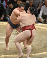 　豊昇龍（左）が押し出しで隆の勝を下す