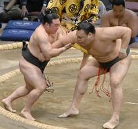 　炎鵬（左）が果敢に攻め、押し出しで豪刃雄を破る