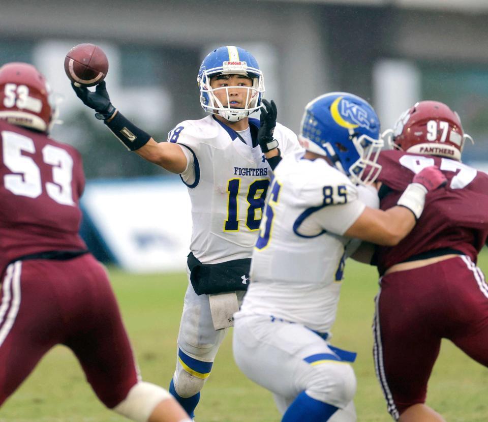 　第３クオーター、パスを出す関学大のＱＢ星野太