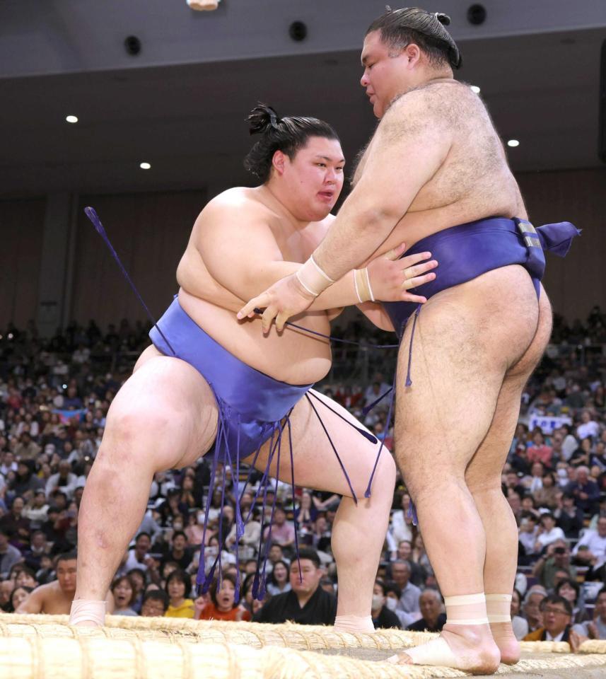 　高安（右）を寄り切りで下した大の里（撮影・坂部計介）