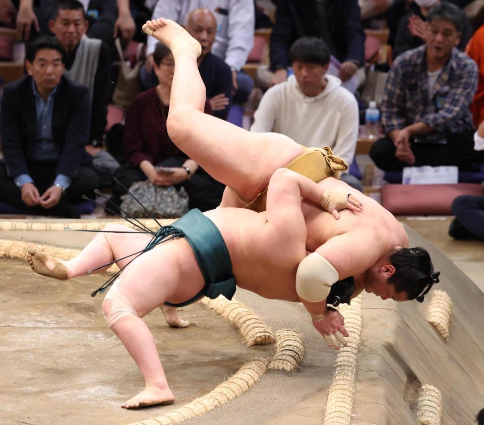　三田（下）を浴せ倒しで破る輝