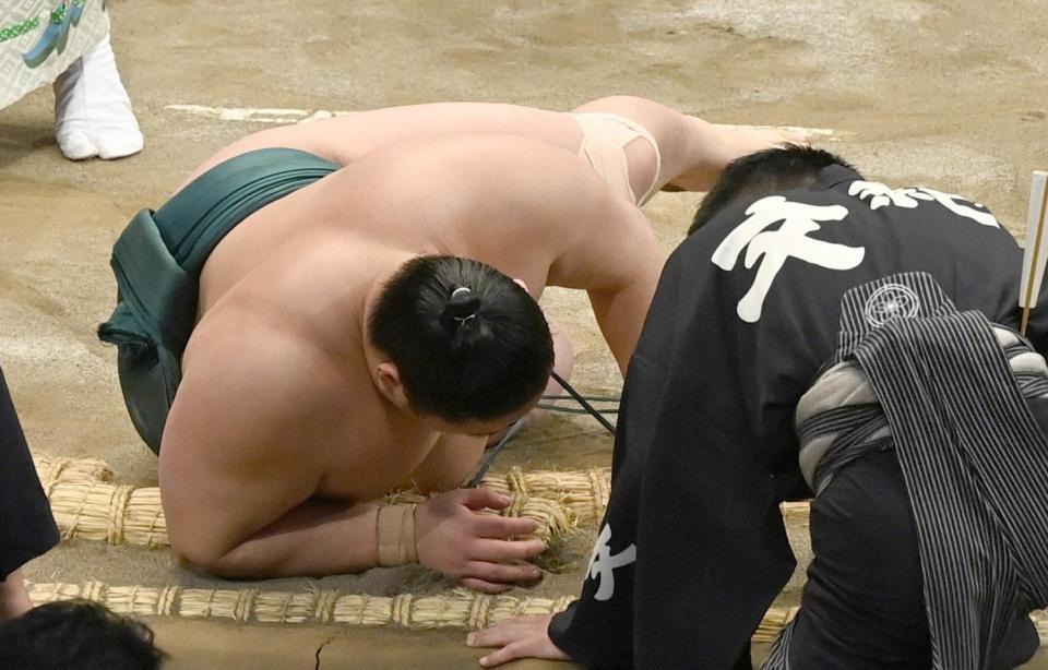 　輝に浴びせ倒しで敗れた三田は土俵上で動けなくなる