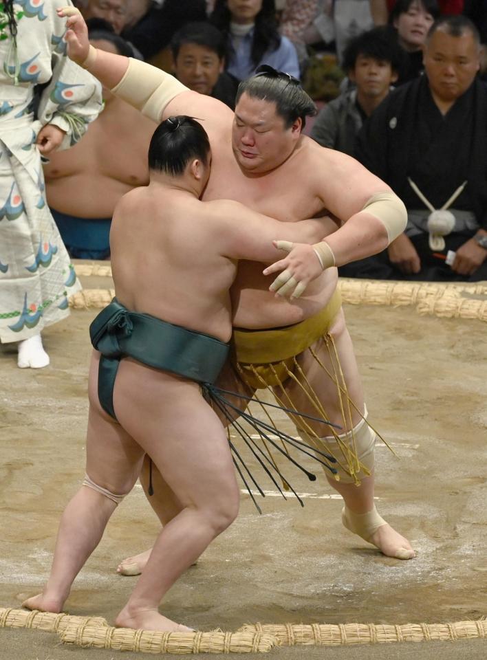 　輝（右）が浴びせ倒しで三田を破る