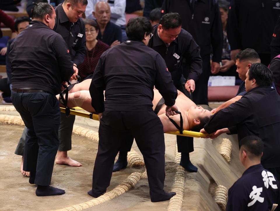 　輝に敗れた三田は担架で運ばれる